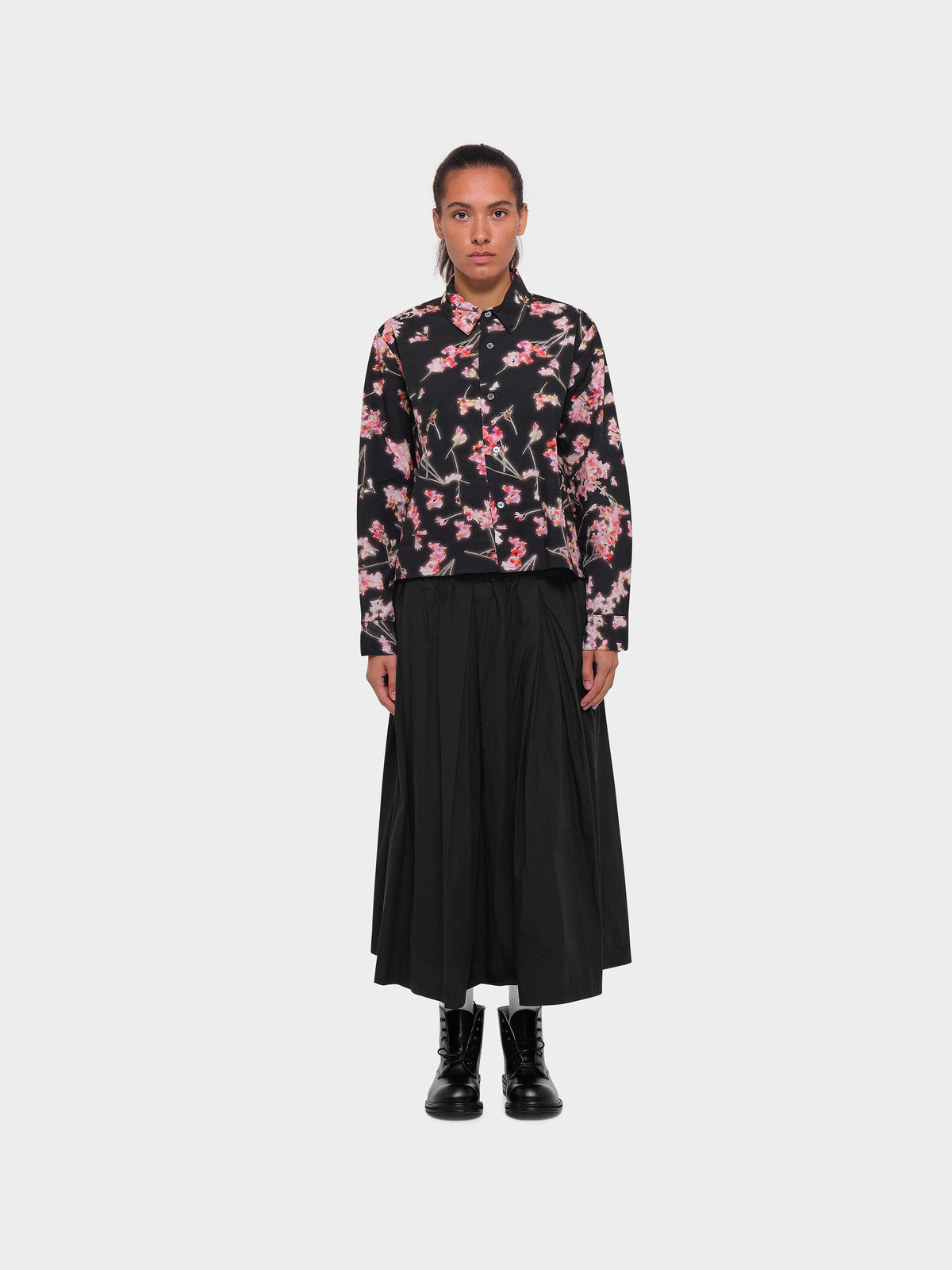 OMEN Oberteil Abigail Popeline Vibrant Bloom am model