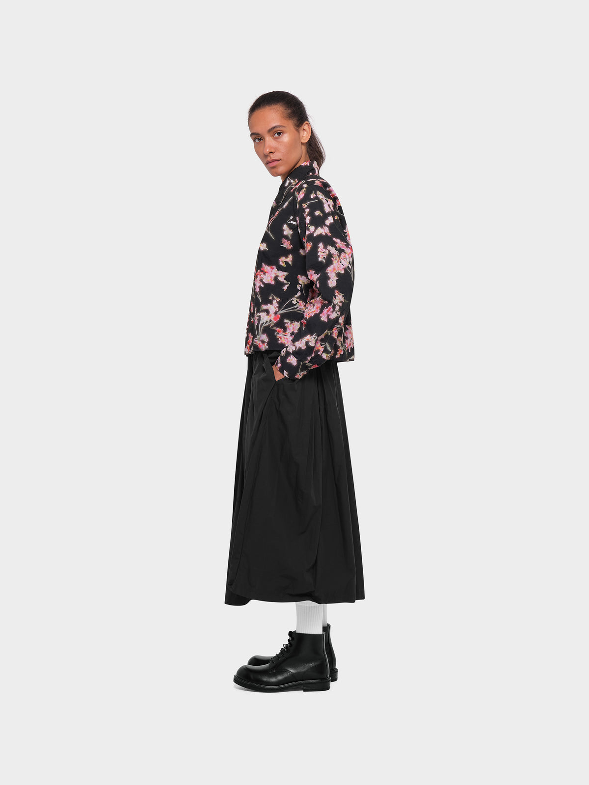 OMEN Oberteil Abigail Popeline Vibrant Bloom am model