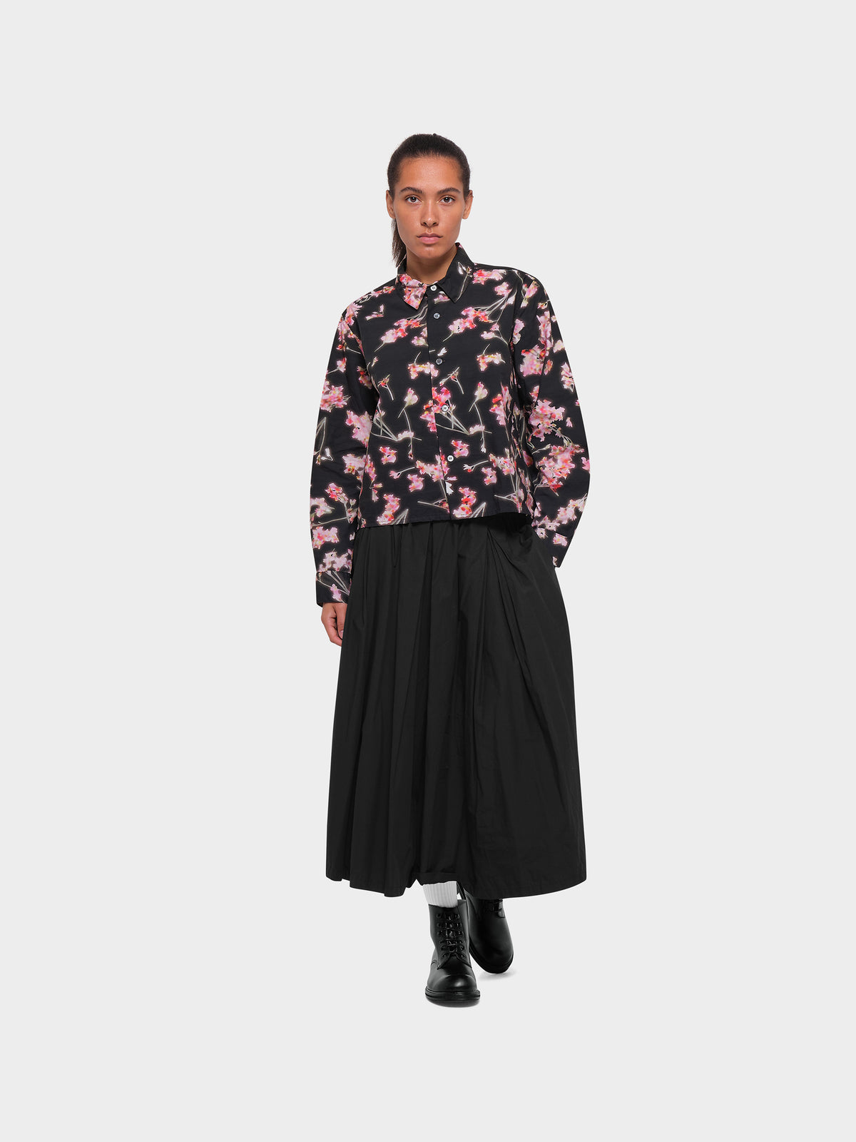 OMEN Oberteil Abigail Popeline Vibrant Bloom am model