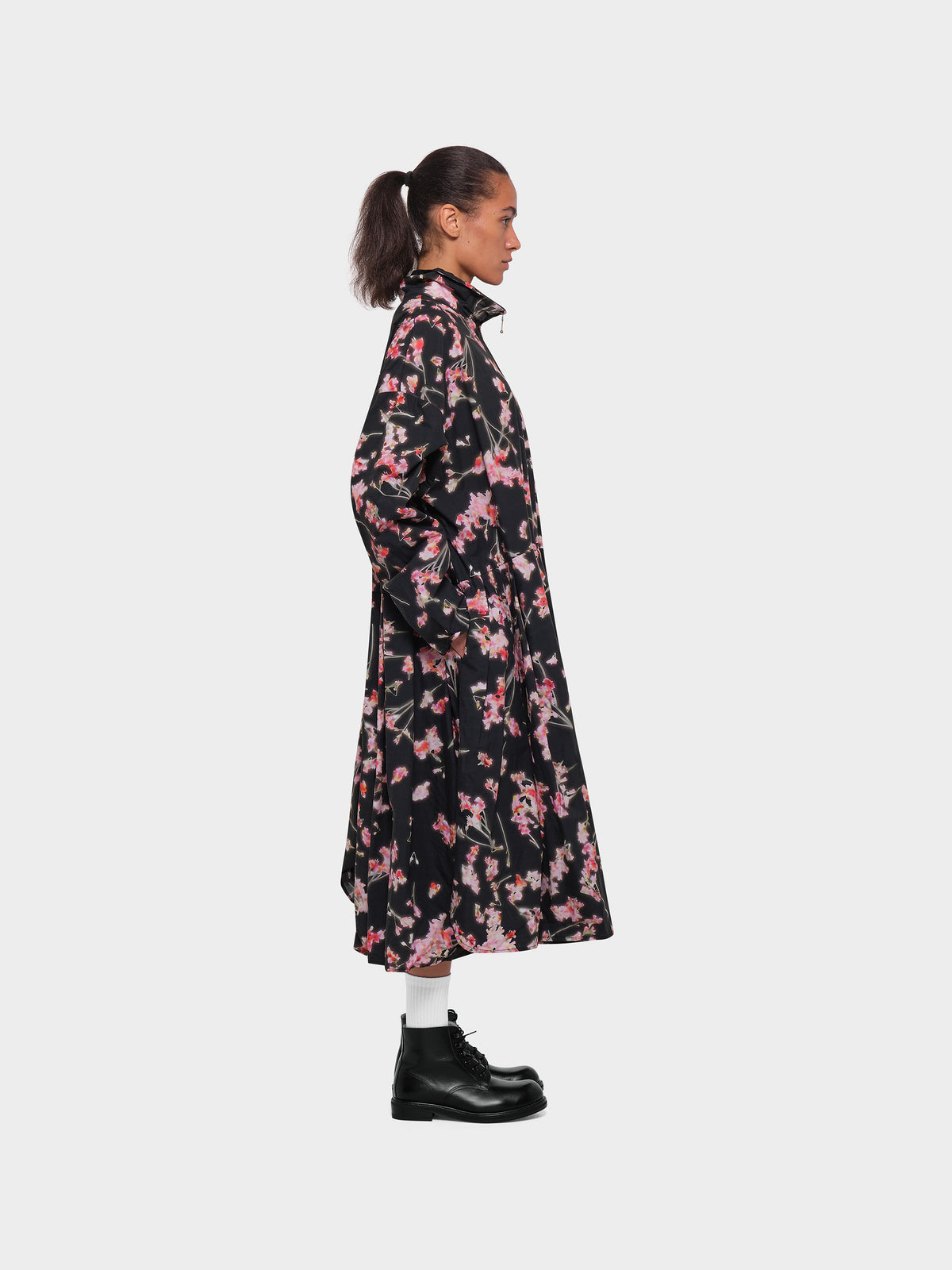 OMEN Kleid Königspudel Popeline Vibrant Bloom am model