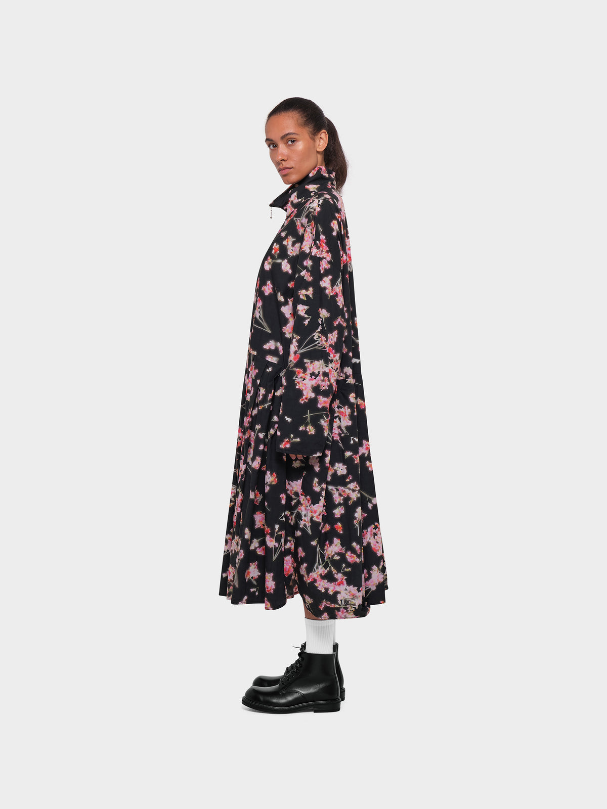 OMEN Kleid Königspudel Popeline Vibrant Bloom am model