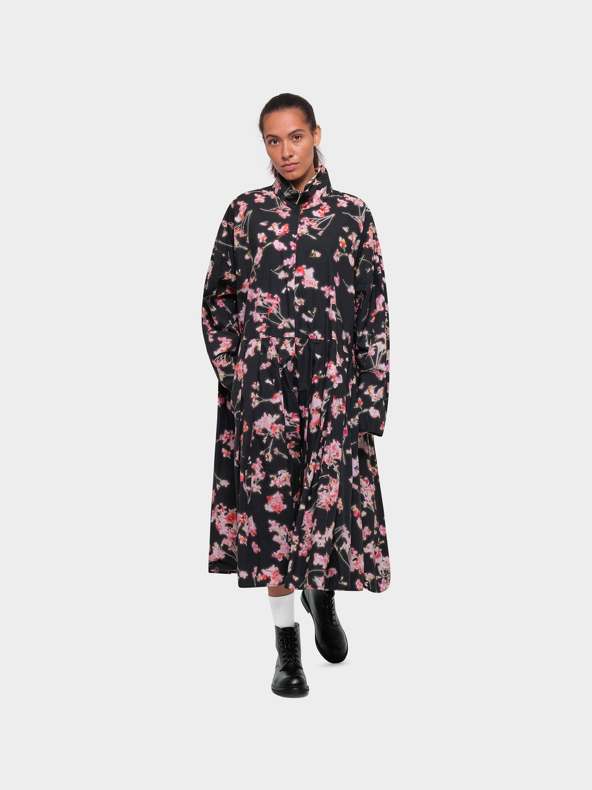 OMEN Kleid Königspudel Popeline Vibrant Bloom am model
