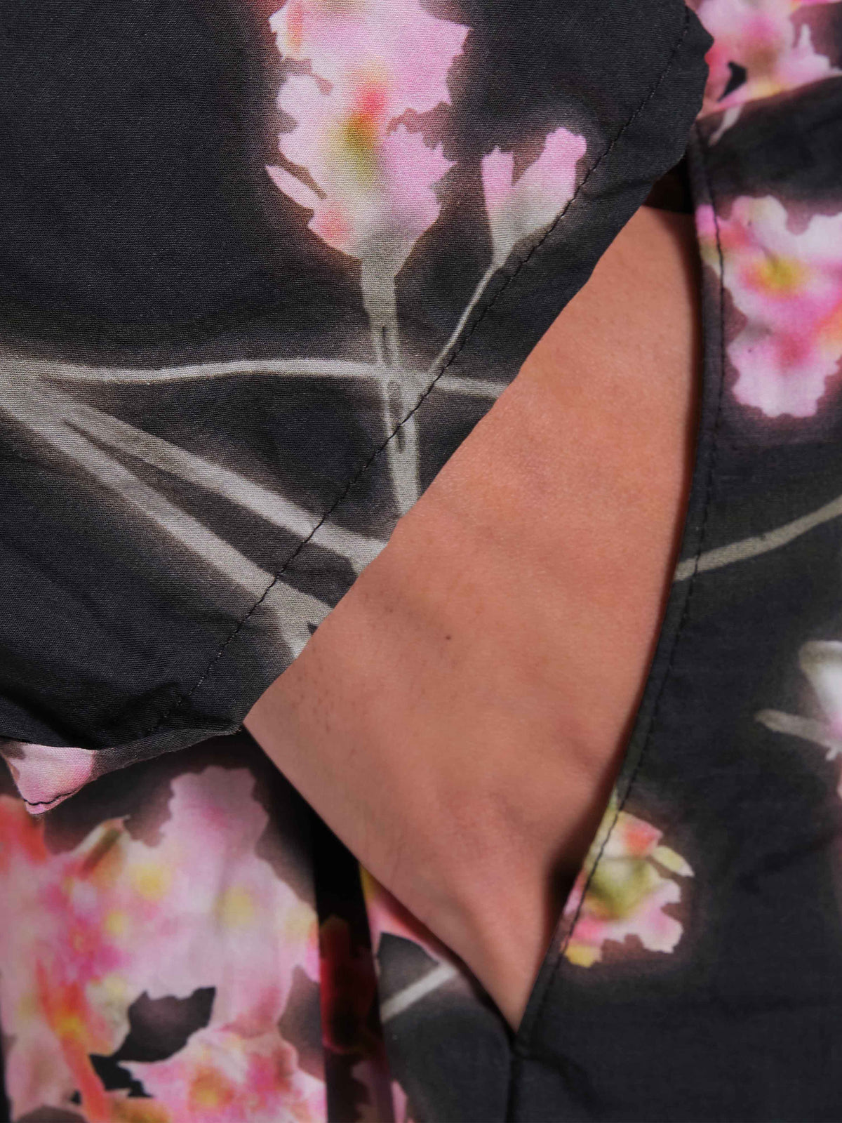 OMEN Kleid Königspudel Popeline Vibrant Bloom am model
