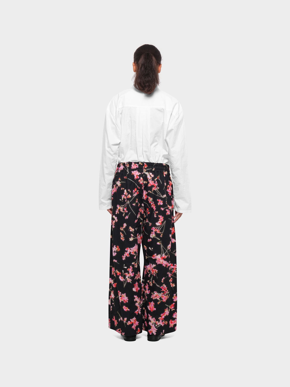 OMEN Hose Helen Popeline Vibrant Bloom am model