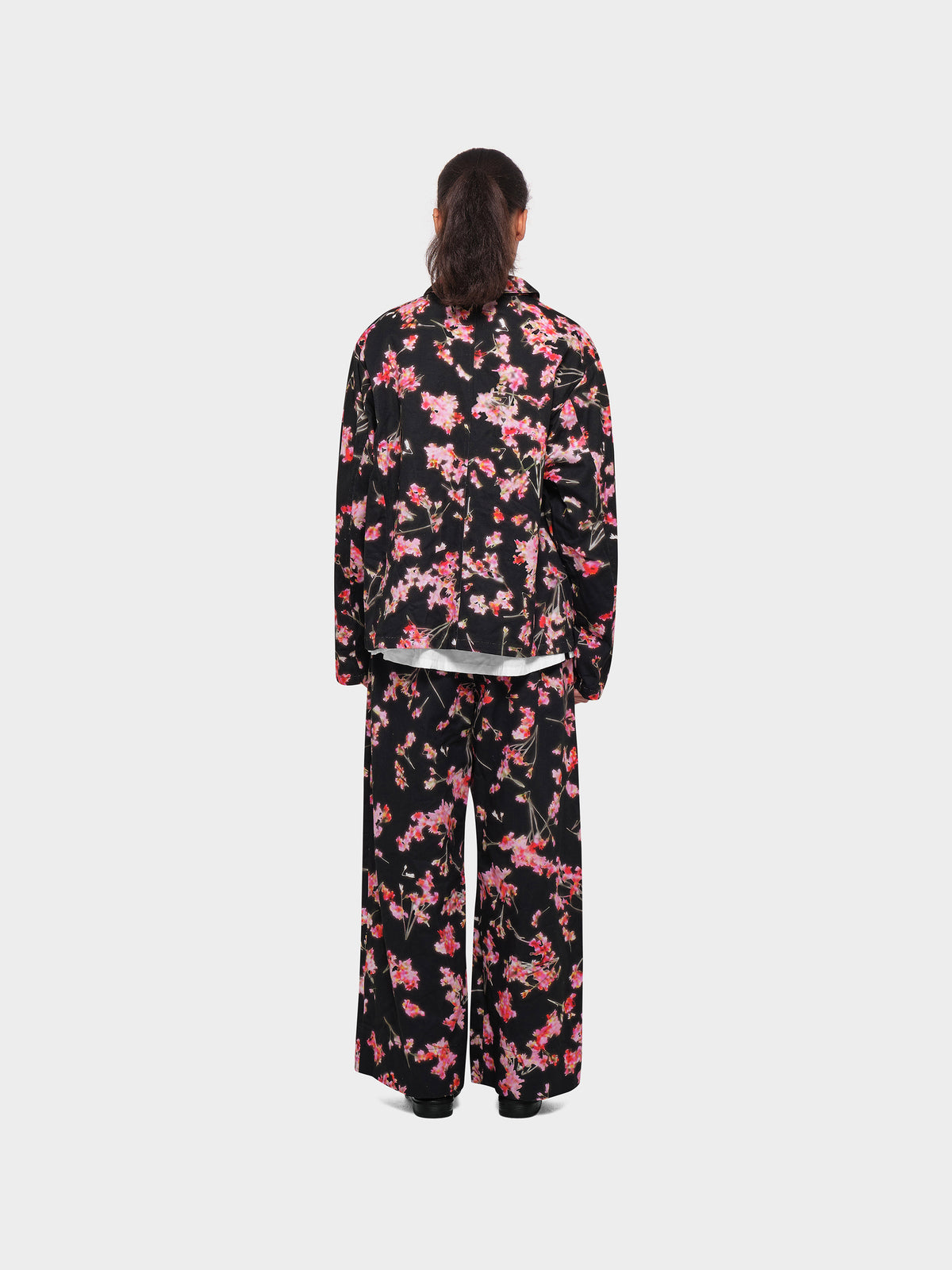 OMEN Sakko Kaja Heavy Twill Vibrant Bloom am model