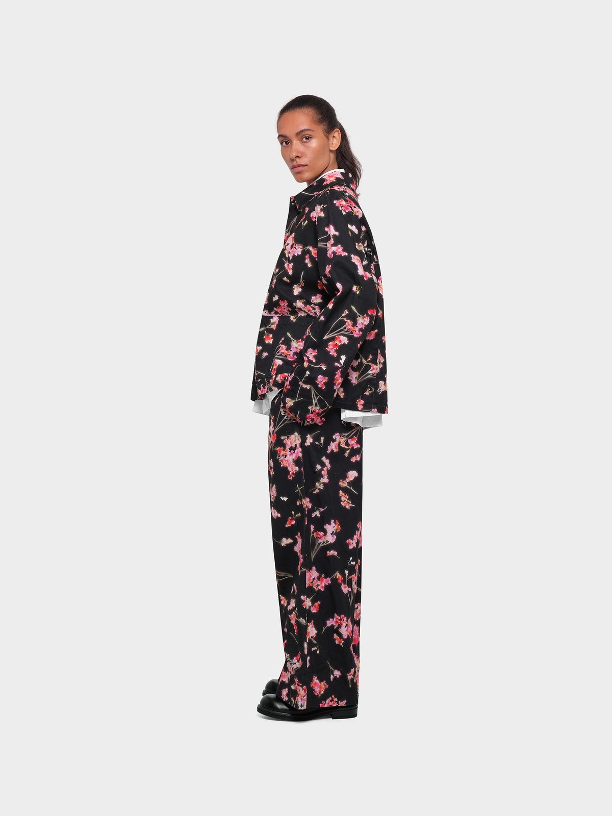 OMEN Sakko Kaja Heavy Twill Vibrant Bloom am model