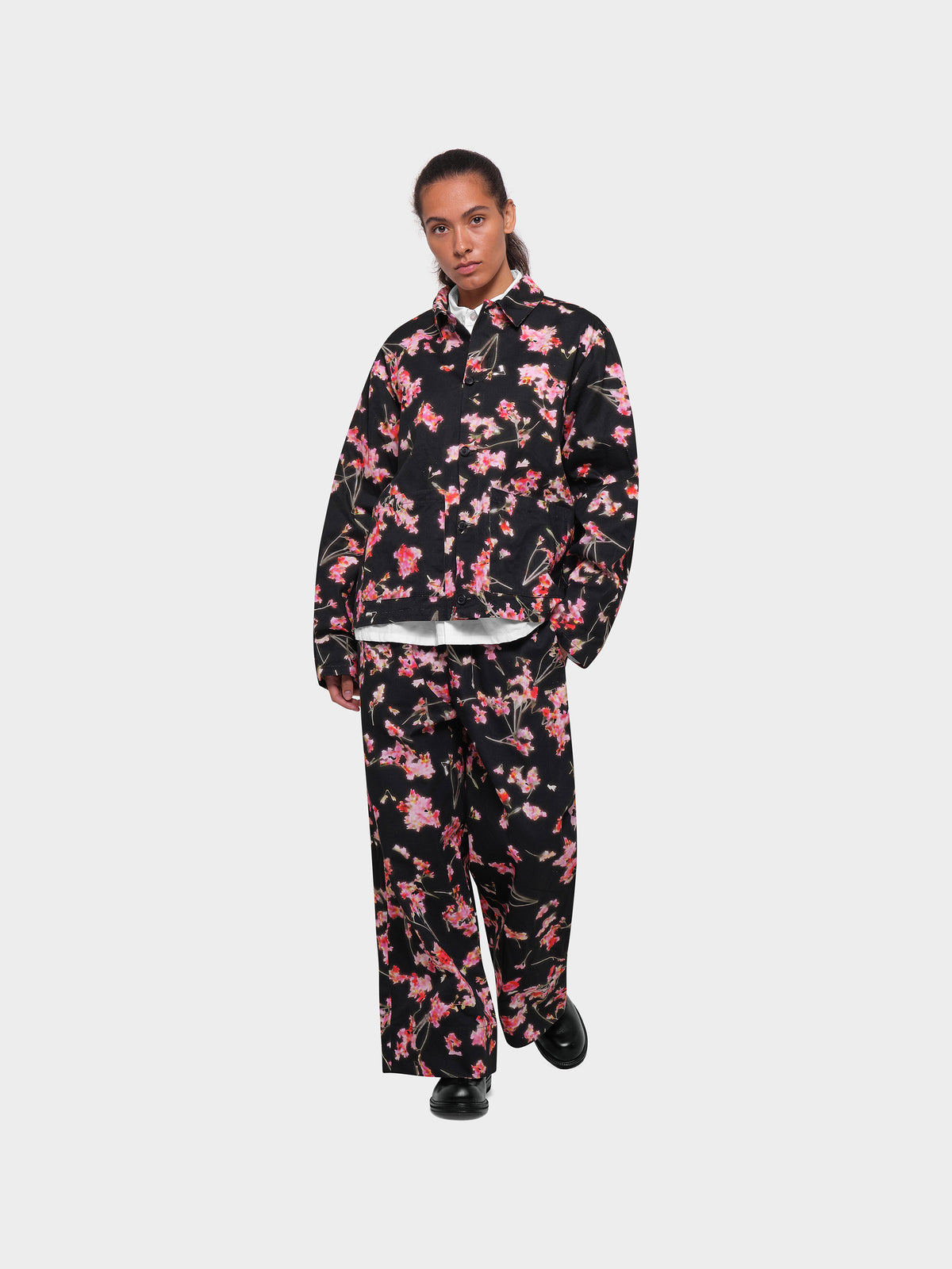 OMEN Sakko Kaja Heavy Twill Vibrant Bloom am model