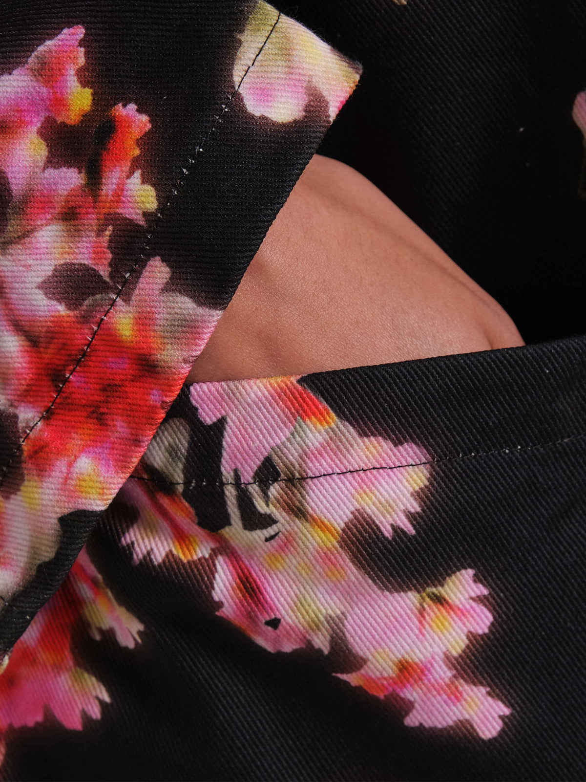 OMEN Sakko Kaja Heavy Twill Vibrant Bloom am model
