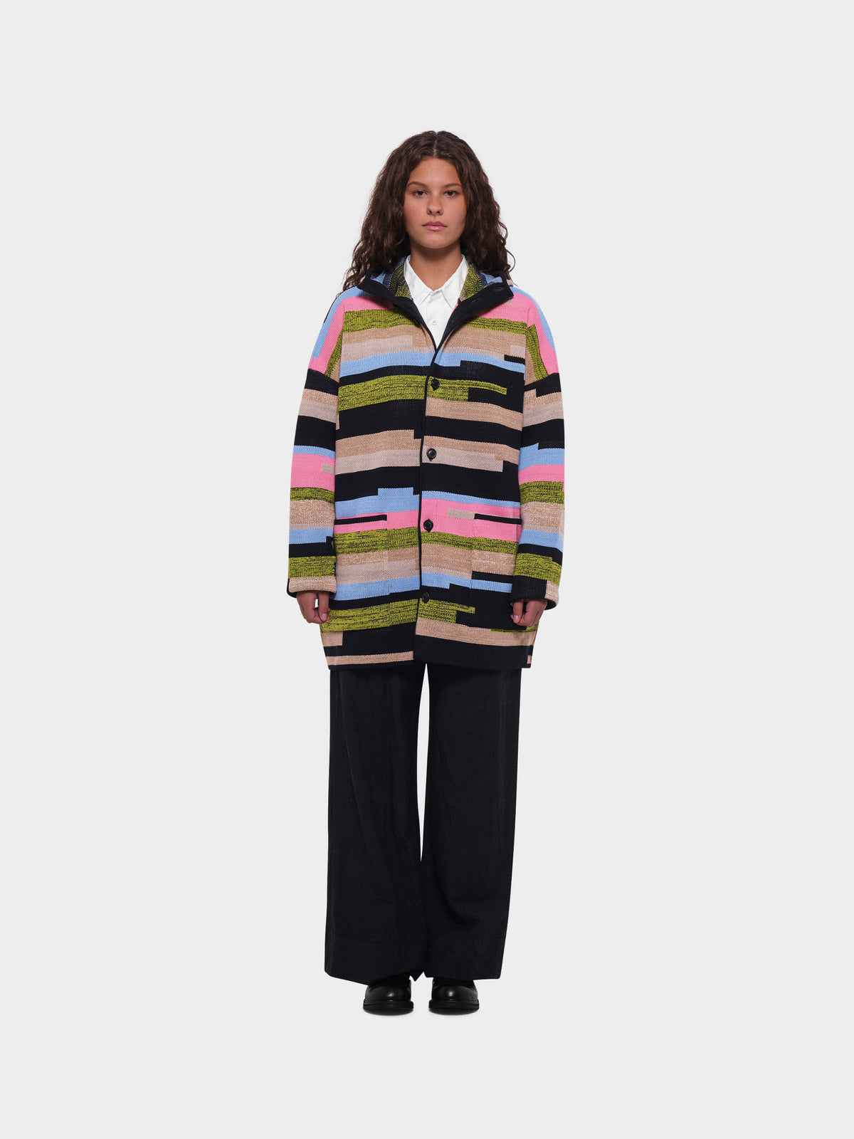 OMEN Strickmantel Tommi Kapuze Sao Paulo am model