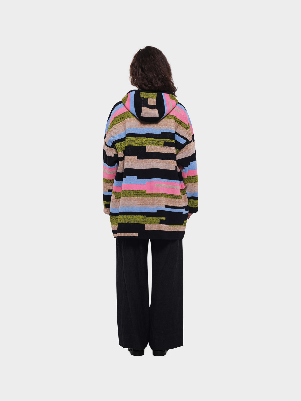 OMEN Strickmantel Tommi Kapuze Sao Paulo am model