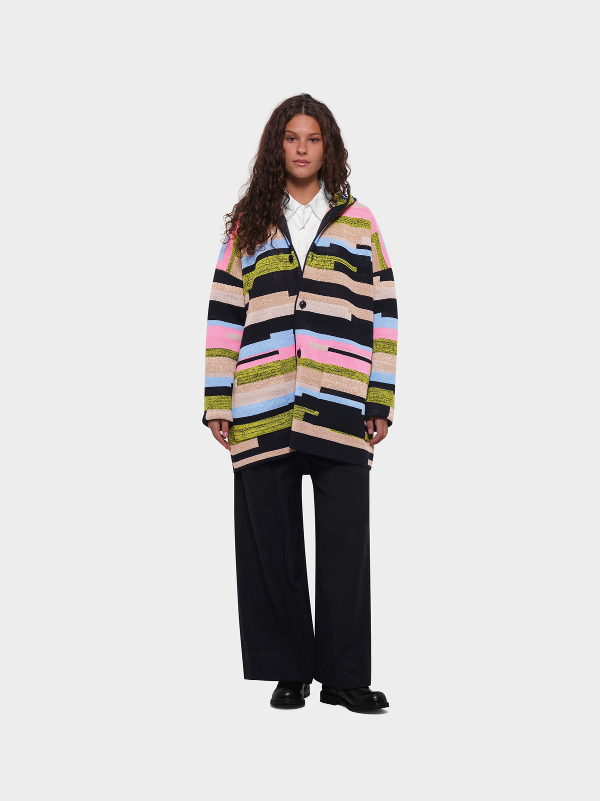 OMEN Strickmantel Tommi Kapuze Sao Paulo am model