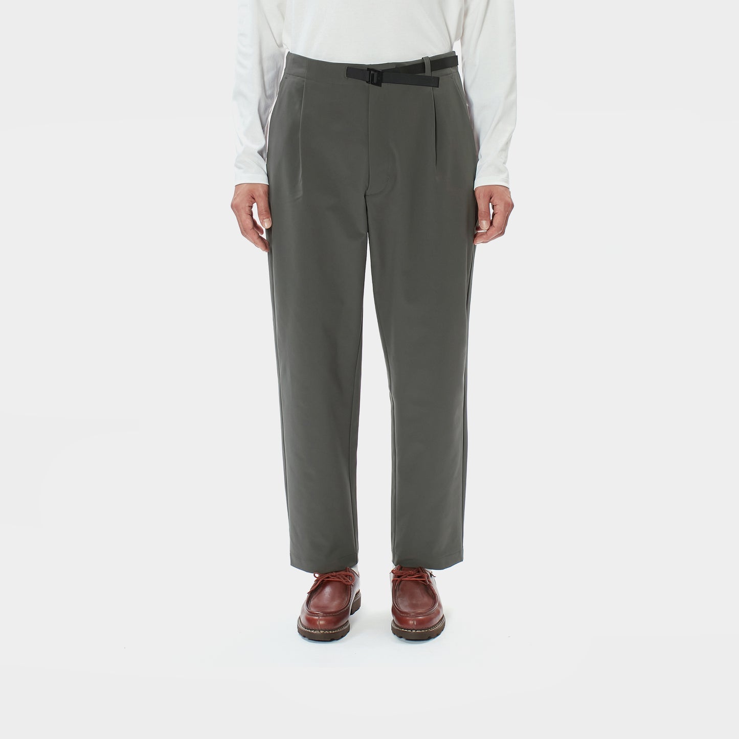 Goldwin One Tuck Tapered Stretch Pants am model