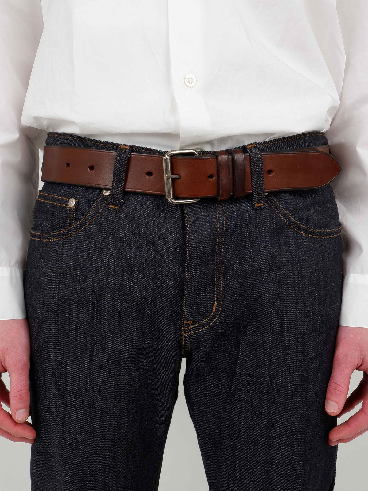 OMEN Leder Gürtel Schmal am model
