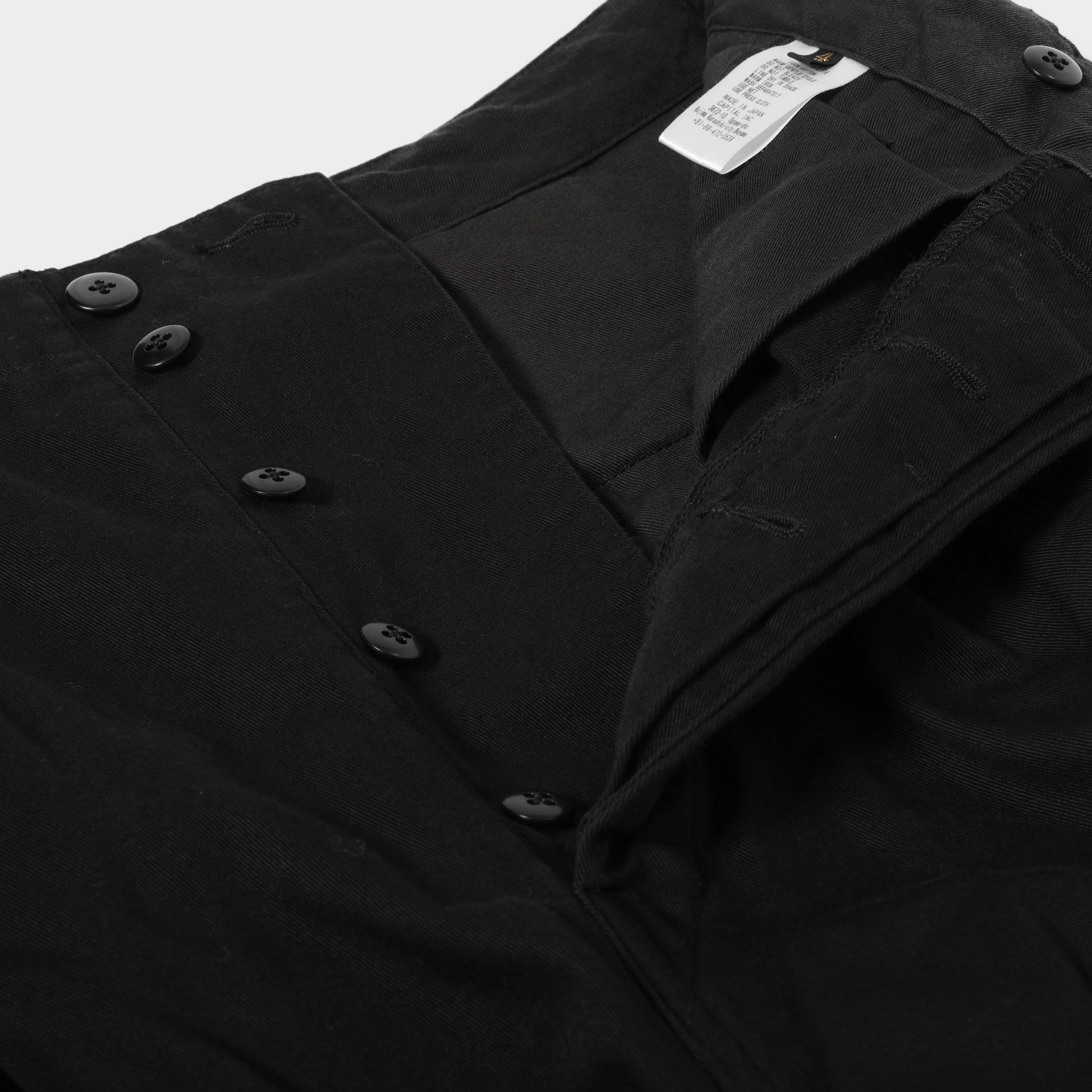 Kapital Nime in der Farbe black