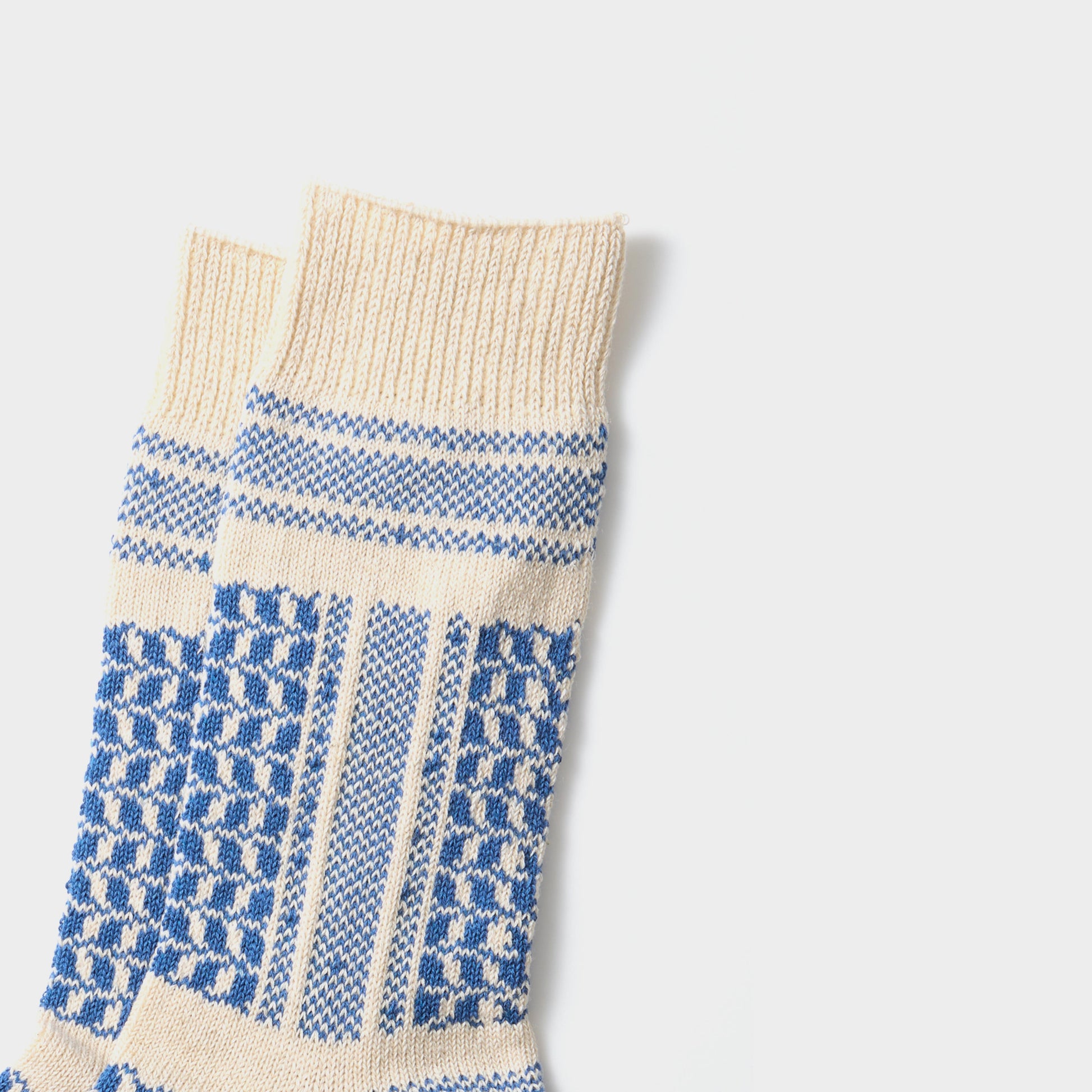 Rototo Desert Scarf Pattern Socks in Farbe ecru_blue