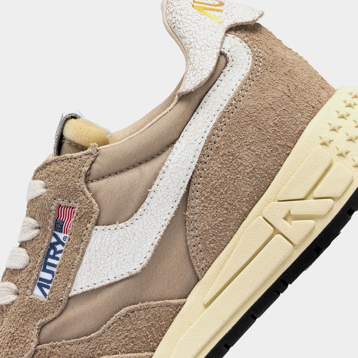 Autry  Reelwind Low M NC08 in Farbe beige