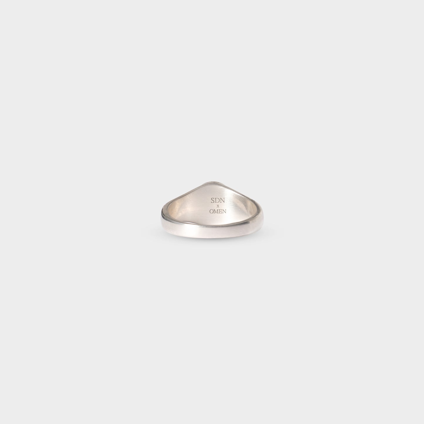 OMEN Ring OMEN Signet Ring am modelOMEN Ring OMEN Signet Ring in Farbe silver