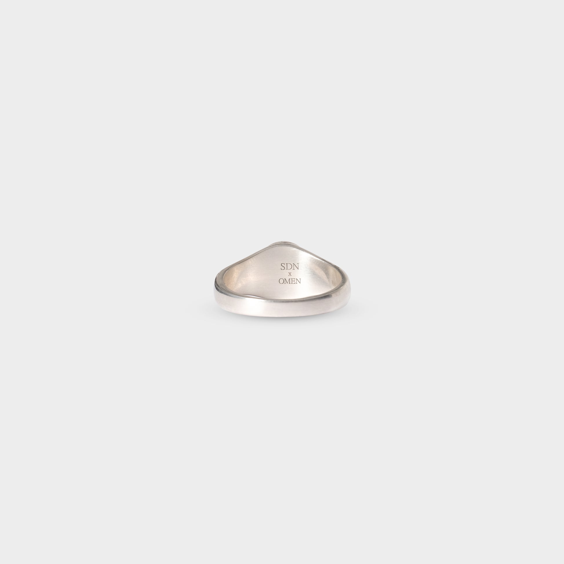 OMEN Ring OMEN Signet Ring am modelOMEN Ring OMEN Signet Ring in Farbe silver
