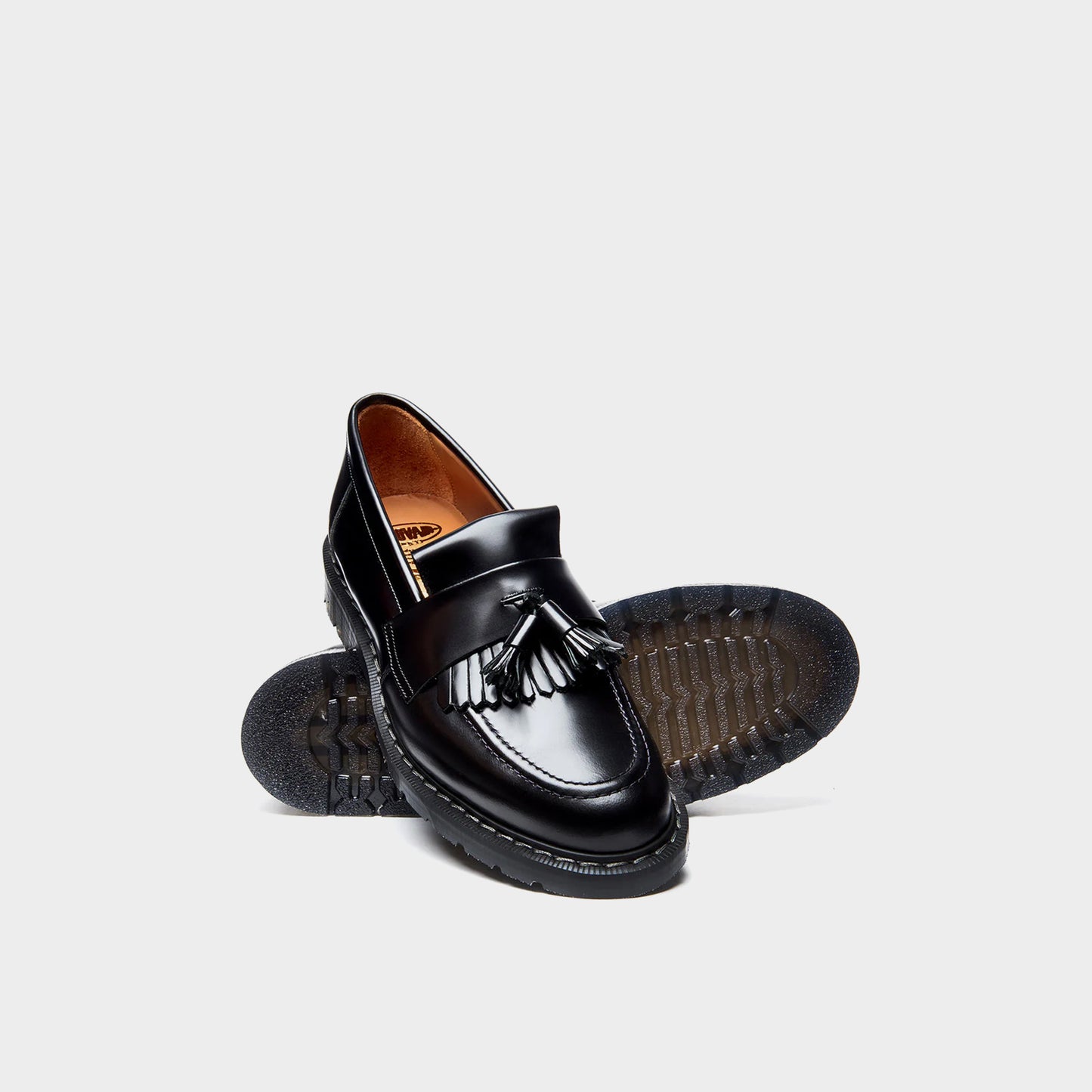 Solovair Black Hi-Shine Tassel Loafer in Farbe black