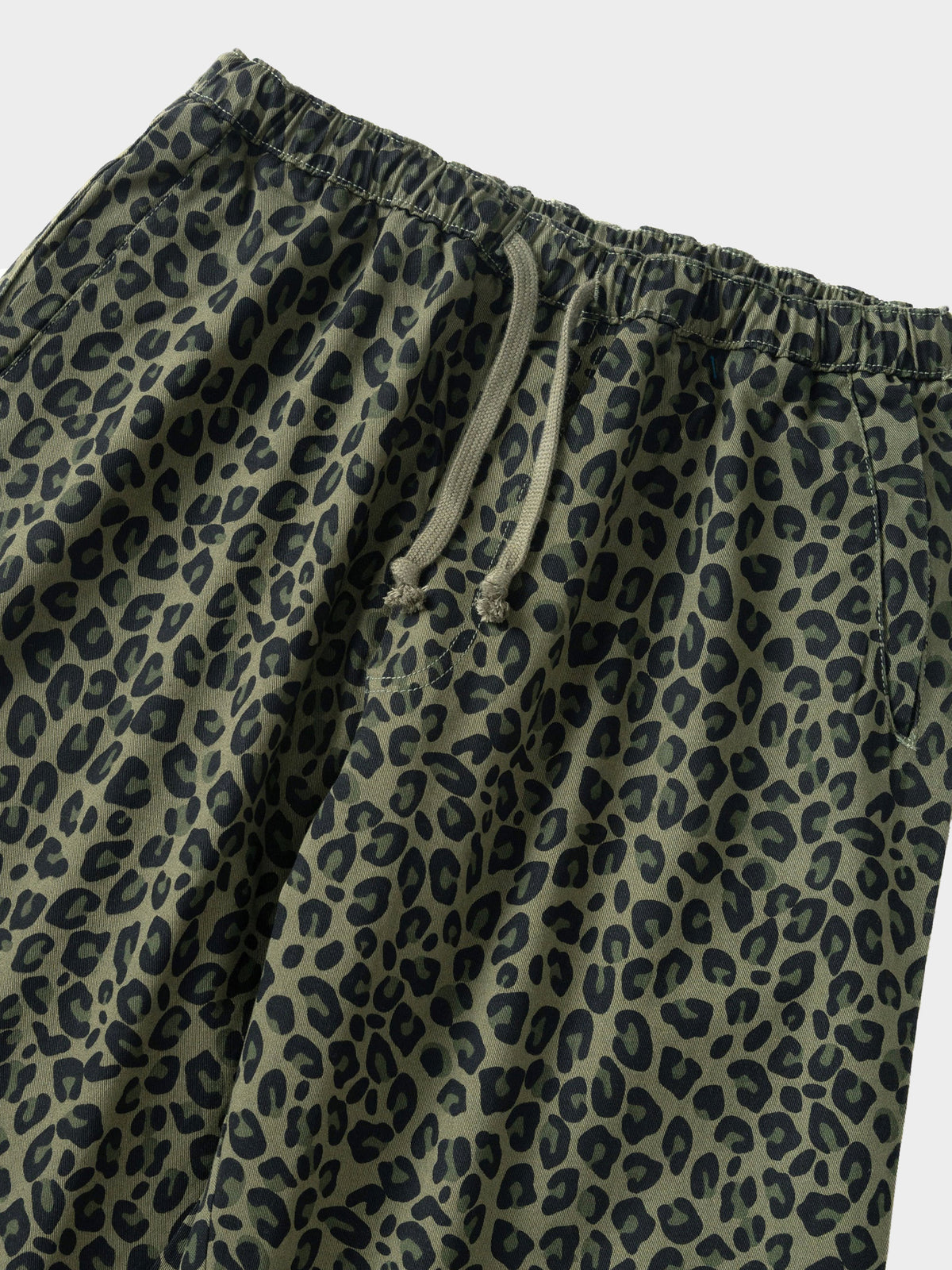 Service Works Patterned Easy Chef Pants in Farbe green_leopard
