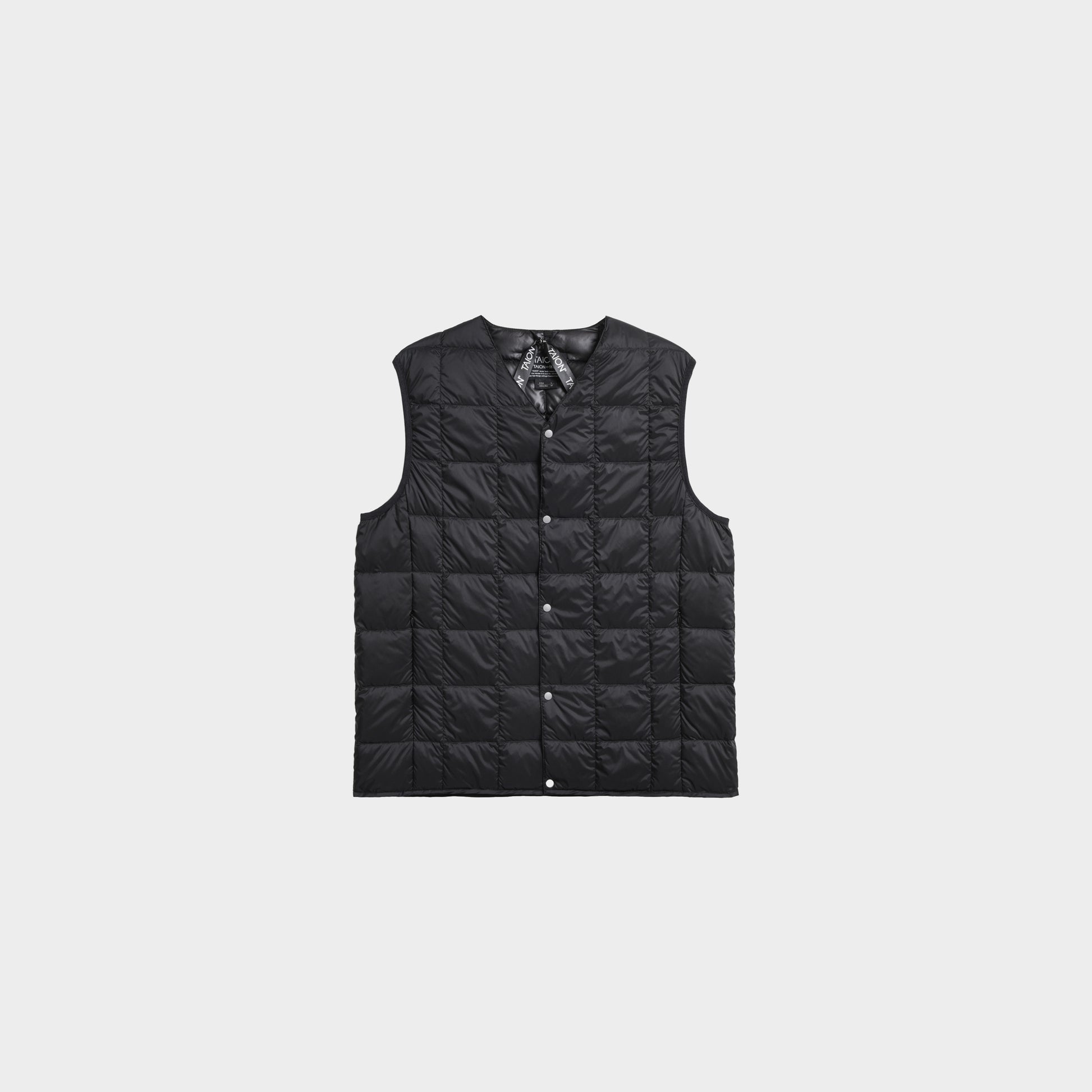 TAION V-Neck Button Down Vest in Farbe black