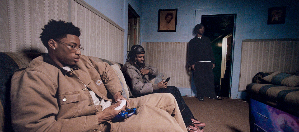 drei-junge-maenner-sitzen-auf-couch