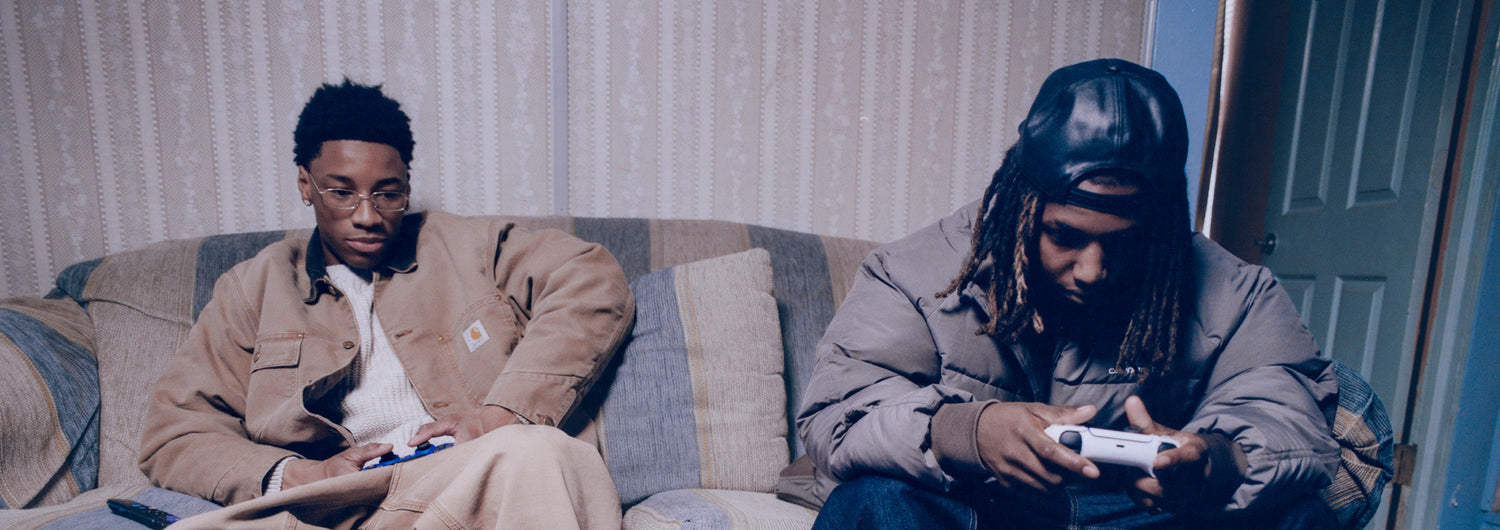 zwei-junge-maenner-sitzen-auf-couch