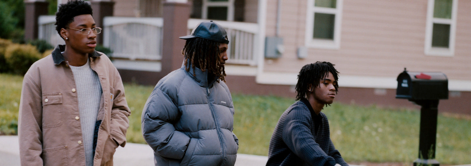 drei-junge-maenner-gehen-durch-die-straßen