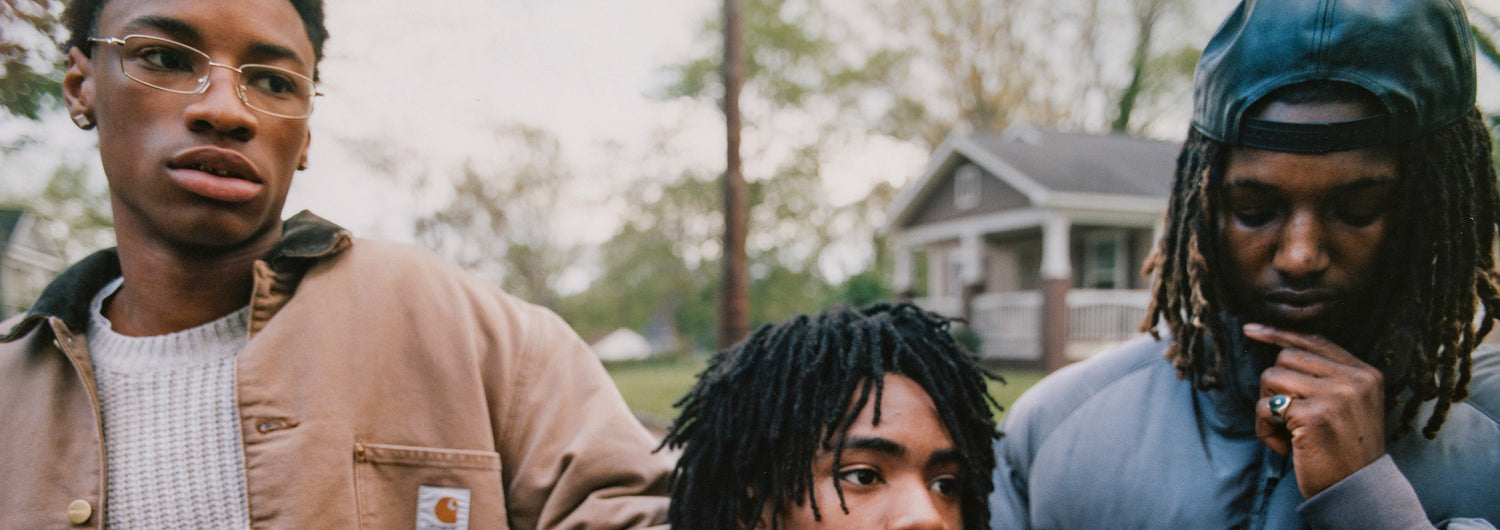 drei-junge-maenner-in-carhartt-kleidung