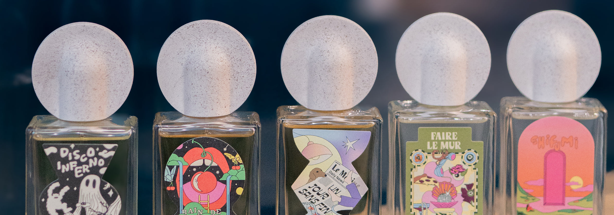 Fünf Maison Matine Parfum-Flakons aufgereiht. 