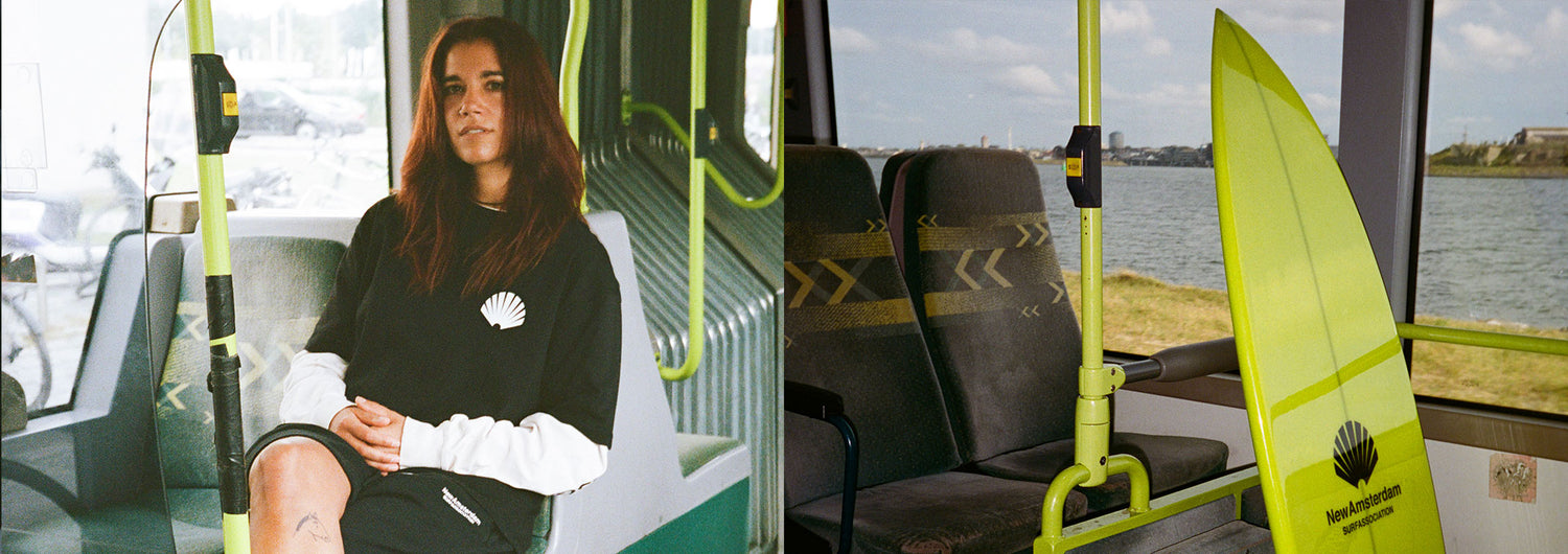 Zweiteiliges Bild. Links, eine Frau sitzt auf einem Stuhl in einem Bus und trägt eine schwarze Shorts und ein T-Shirt von New Amsterdam. Rechts, ein gelbes Surfboard mit dem Logo New Amsterdam steht im Bus.