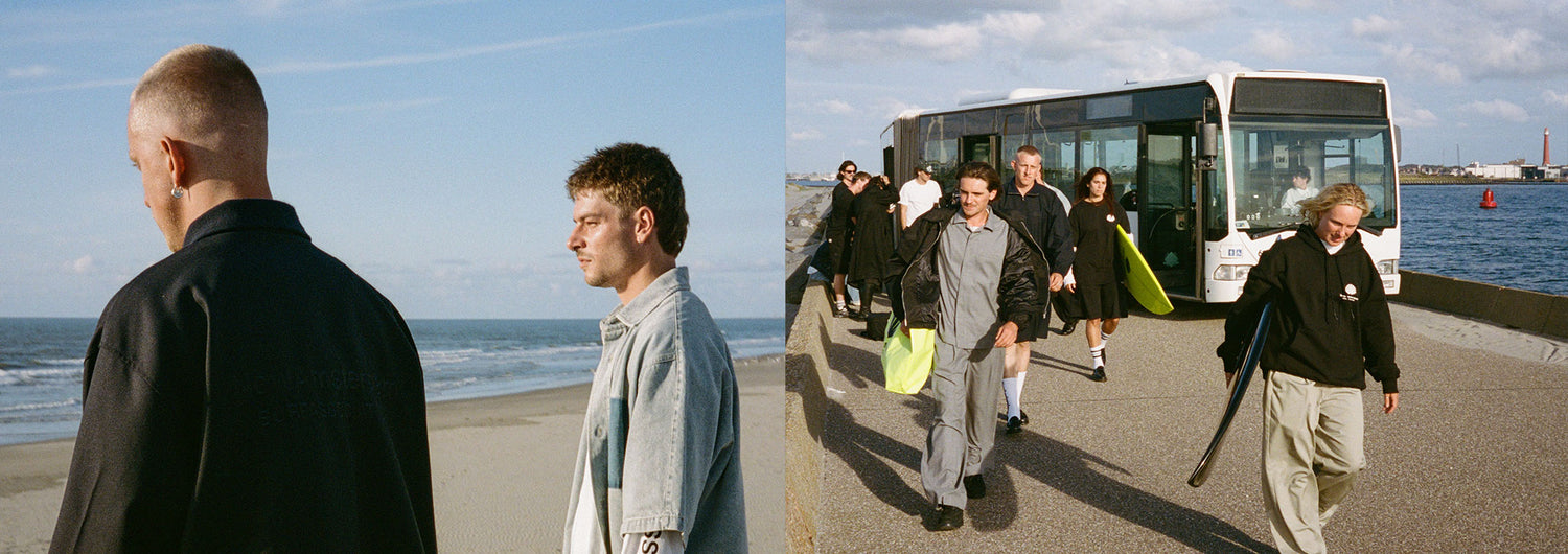 Zweiteiliges Bild. Links, zwei Männer befinden sich am Strand, beide in New Amsterdam Kleidung gekleidet. Rechts, ein paar junge Leute steigen mit Surfbrettern aus einem Bus aus. 